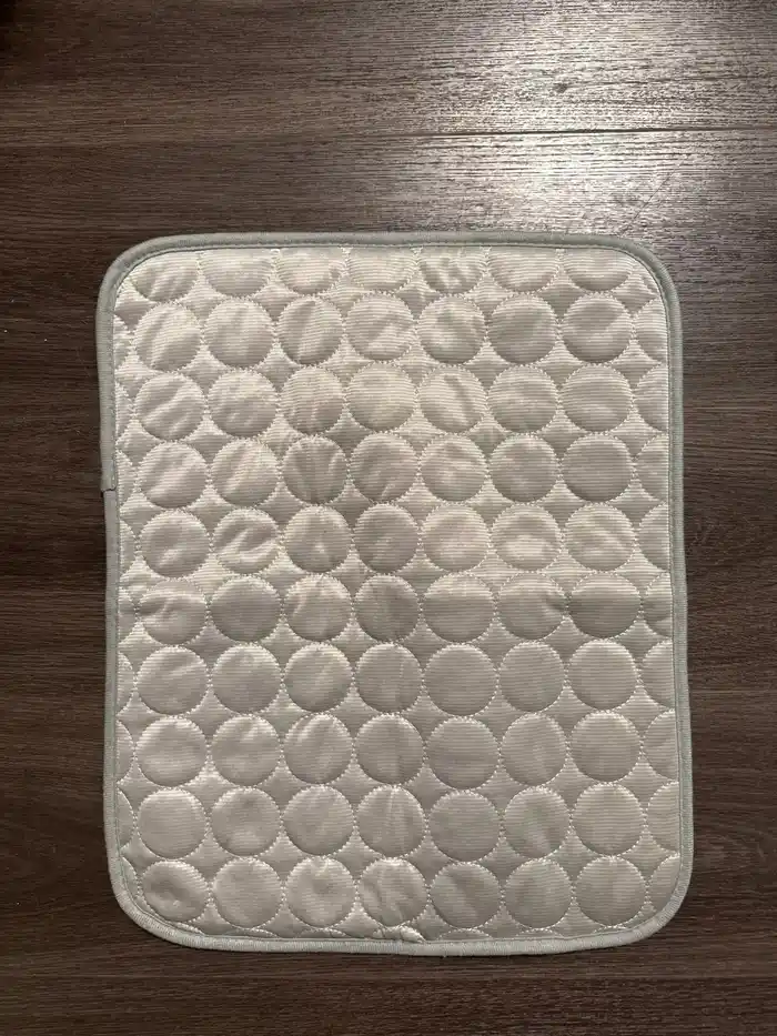 Graue Kühlmatte auf Parkett, Käuferfoto